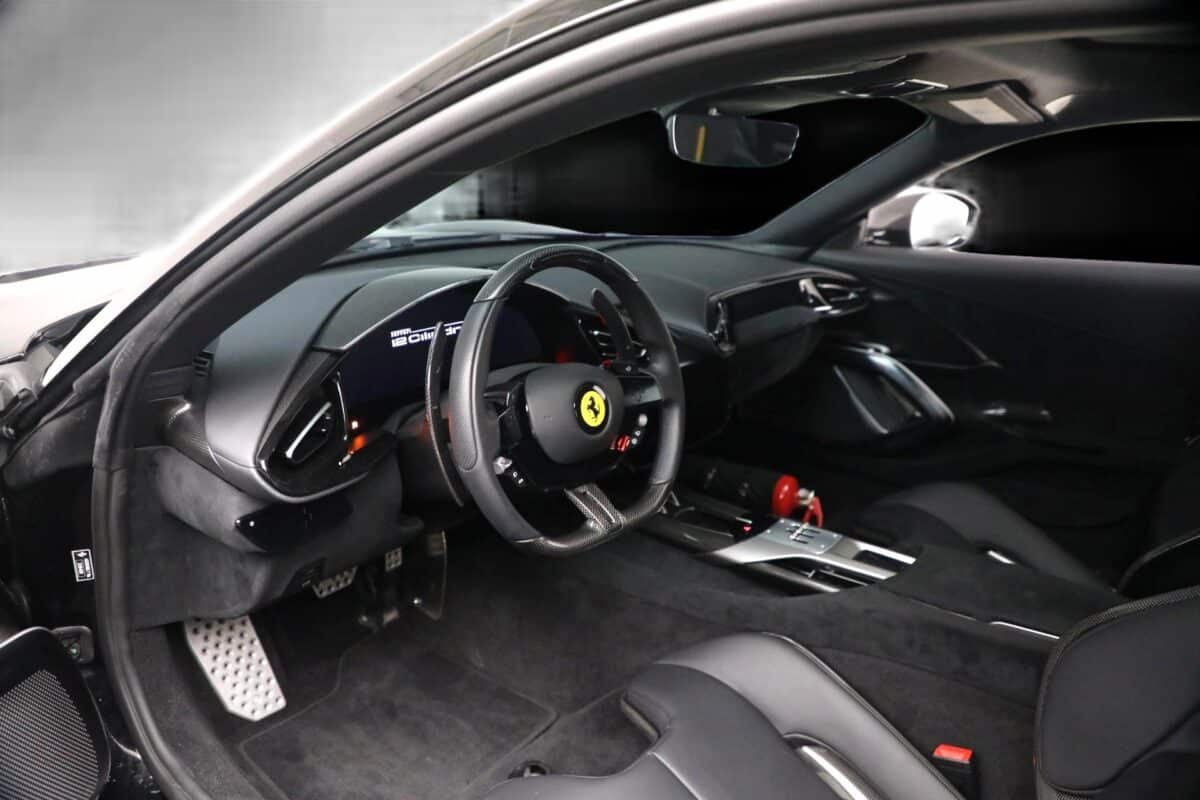 Black Ferrari 12Cilindri - Driver's Console